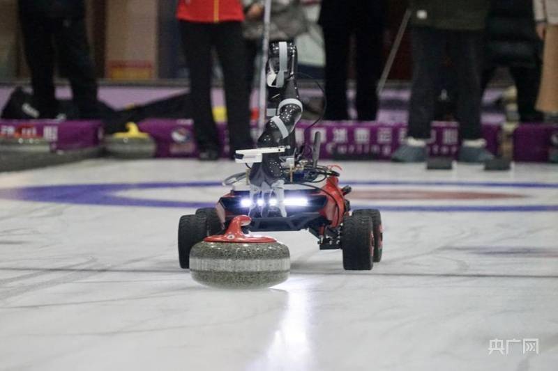 过程|科技创新迎冬奥 哈尔滨工业大学举办冰壶人机对抗表演赛