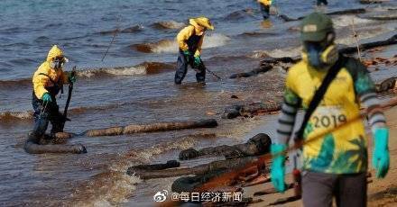 泰国一海滩因原油泄漏被宣布为灾区  沙滩被染黑