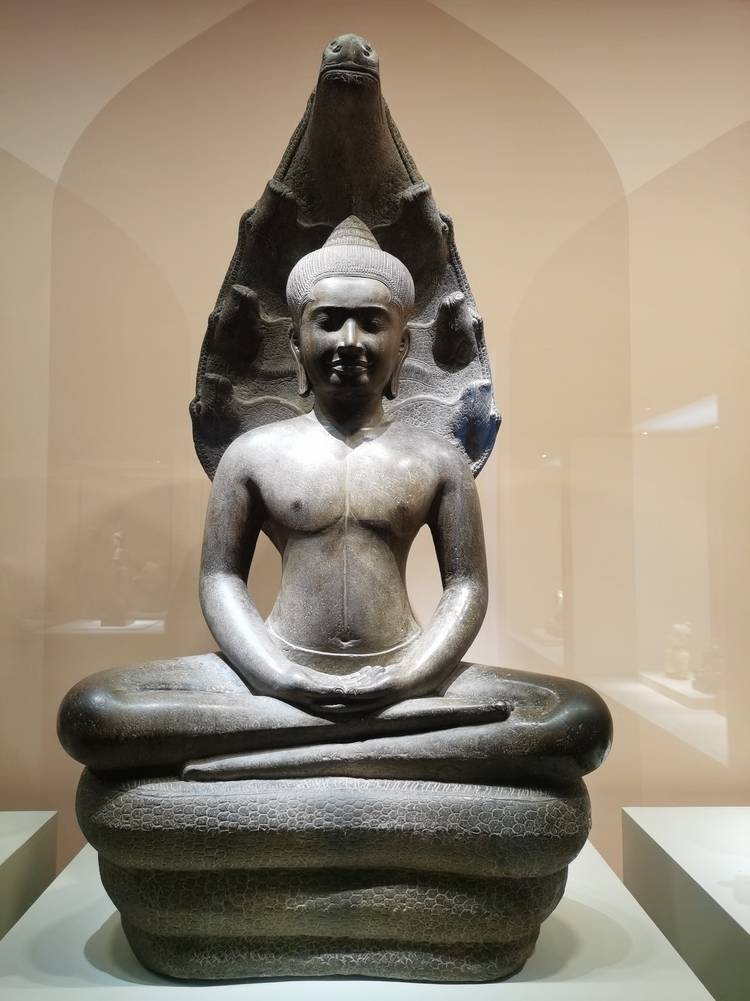 蛇王纳迦护佛石雕像公元700年柬埔寨国家博物馆藏相传佛陀禅定时突降
