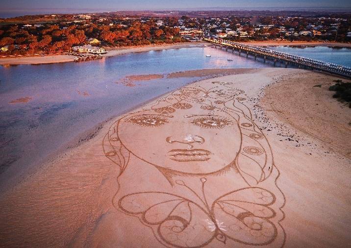 中国|云旅游｜巨型沙画艺术家在维多利亚州海滩上为虎年到来作画