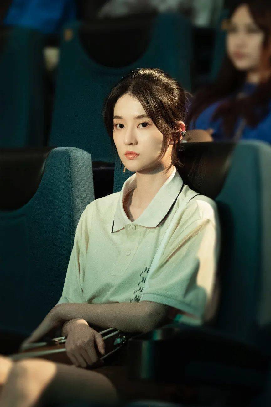 元气治愈丨《沉睡花园》乔欣穿搭_牛仔裤_条纹_白色