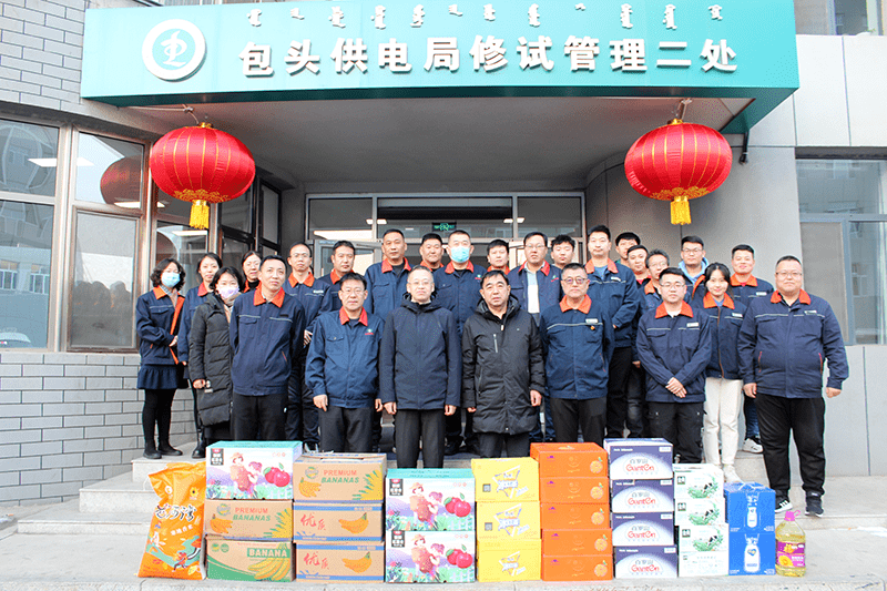 左右滑动查看图集副总经理杨万春,副总工程师菅平一行前往变电管理二