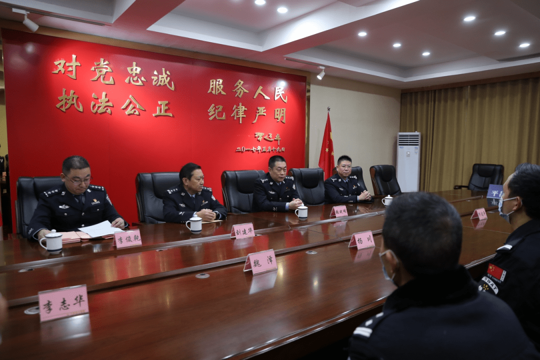 市公安局党委委员,副局长张斌明同志到平昌县公安局开展节前走访慰问