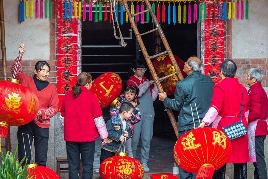 福建|做乌米饭、挂红灯笼、写“福”送福 福建“年味儿”别样浓！