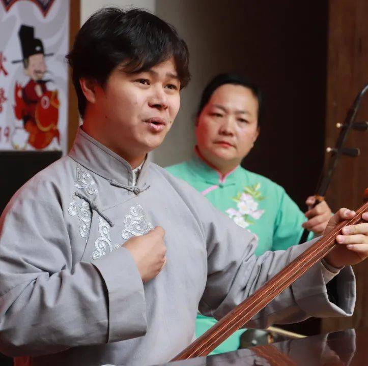 当天,福州评话伬艺传习所的老师为大家带来《珍珠塔》选段,以独特的