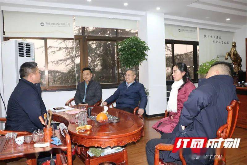 曾志君看望慰问市专业技术骨干人才冯友根.