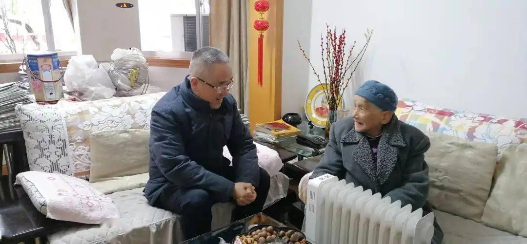 慰问余文春老同志省商务厅厅长,省投促局局长马雷慰问申晓庆老同志