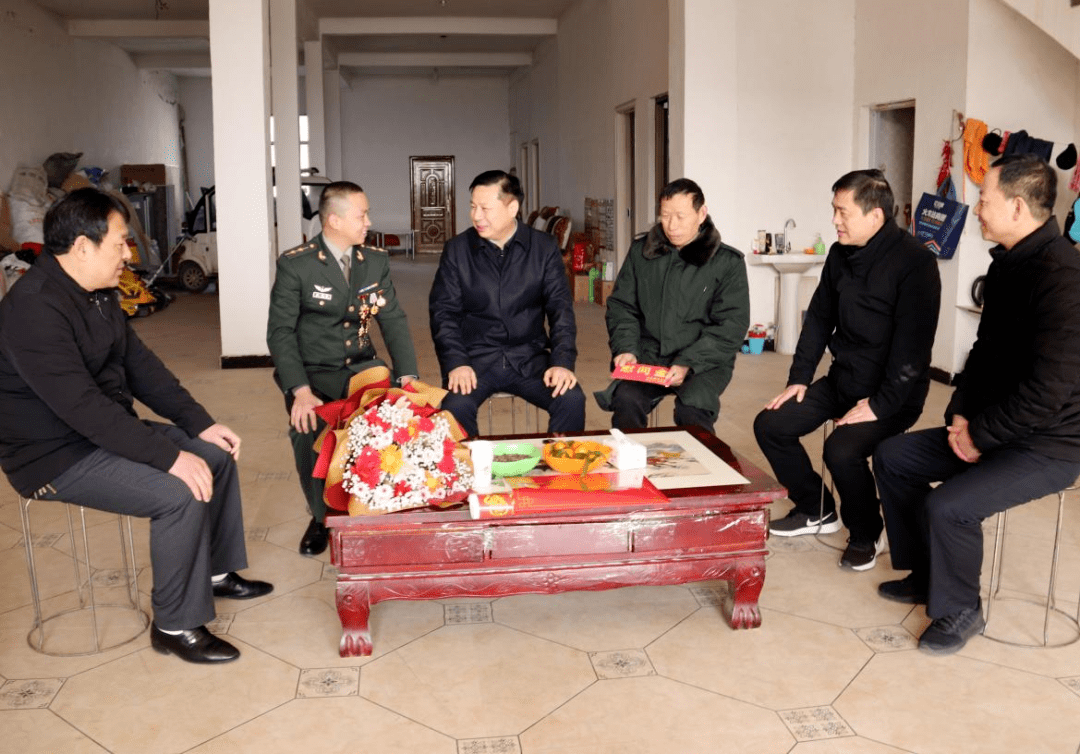 2012年,张雷雷代表中国军队赴哈萨克斯坦参加国际特种狙击手比赛,在17