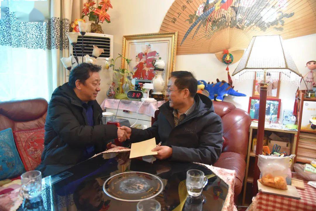 图为王敖慰问退休干部秦世庆王敖一行先后来到退休干