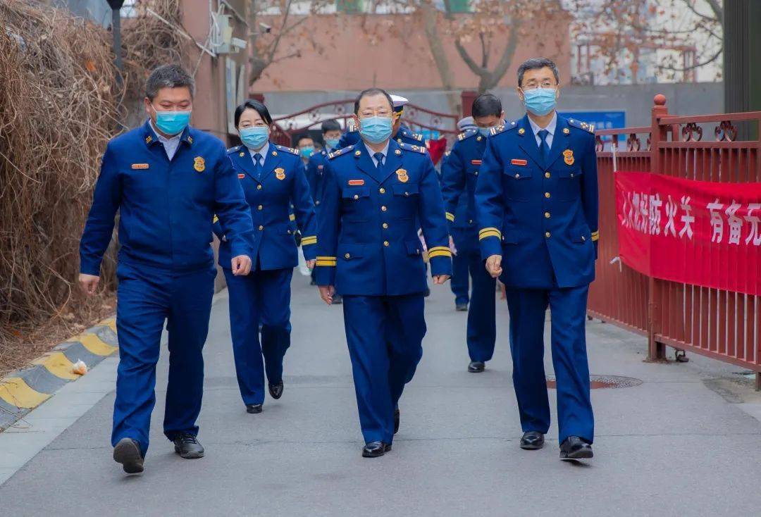 在退休老干部岳喜强家中,安春晖总队长,李瑞丰政委详细询问了老领导的