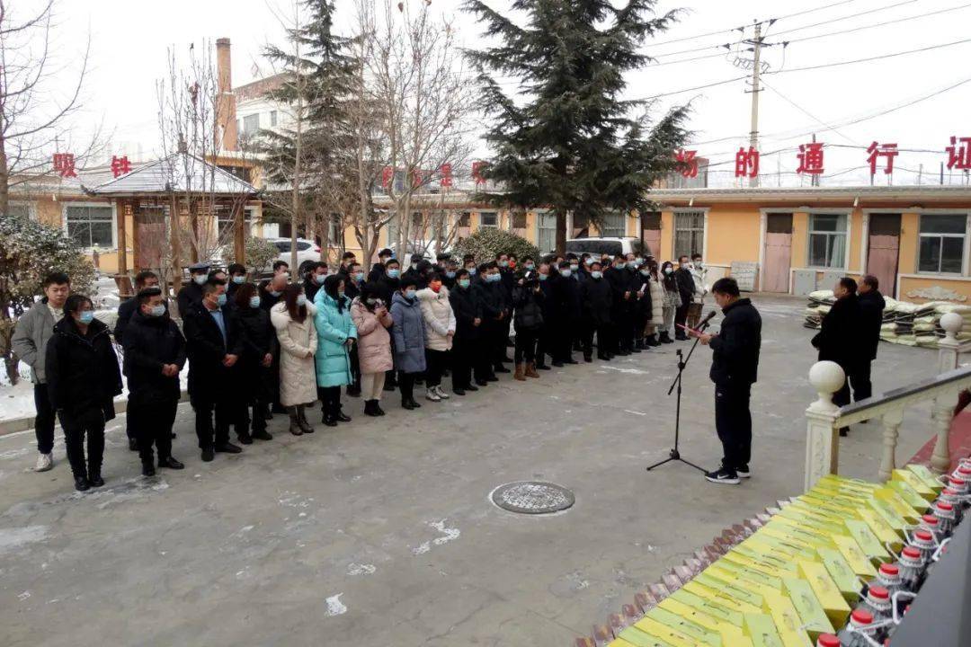 活动中,明丰集团负责人分别对临夏县先锋乡前韩村89户村民和公司145名