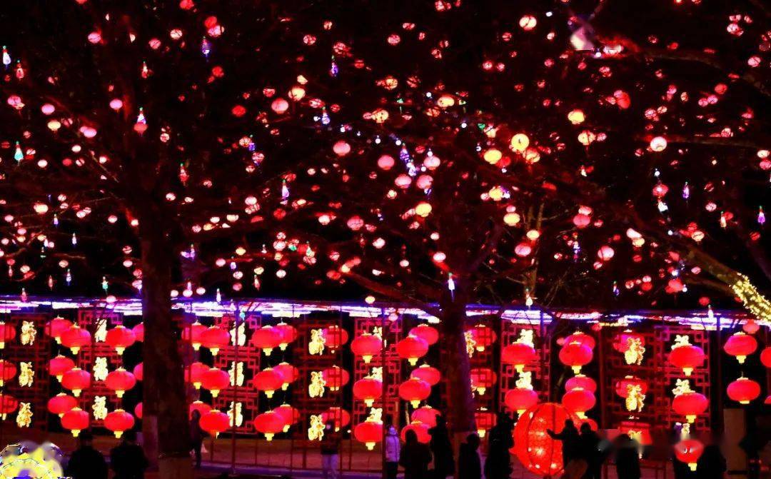 历史上,唐朝诗人苏味道的一句"火树银花合,星桥铁索开"流传至今,将