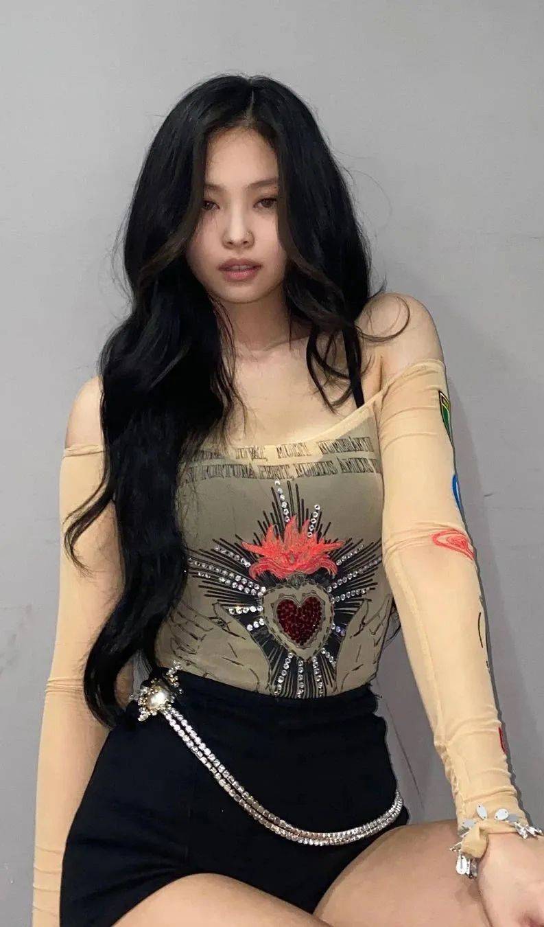 毛衣 种草Jennie同款腰链，你也可以挑战“腰上功夫”