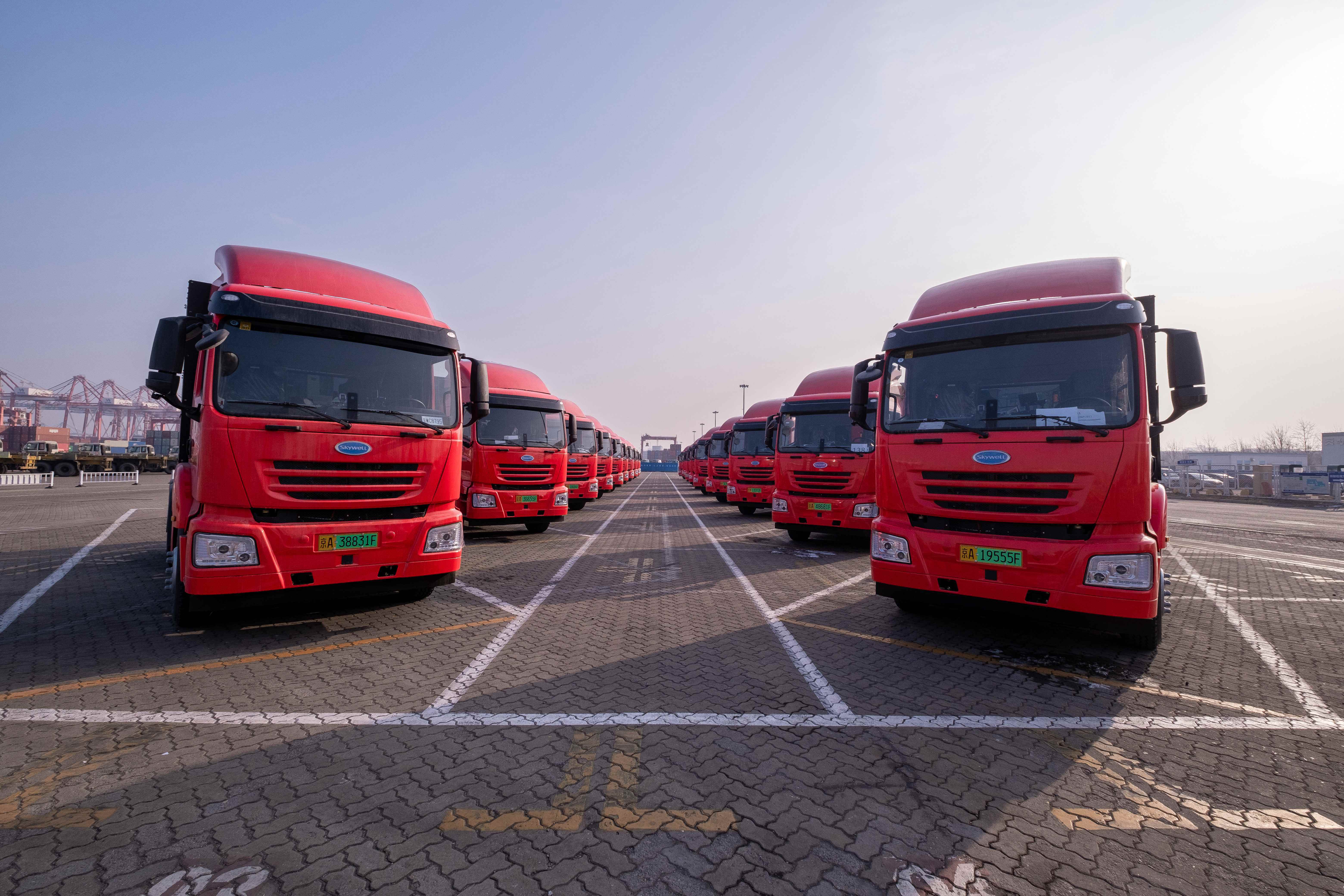 规模清洁能源水平运输车队在天津港投入生产运营