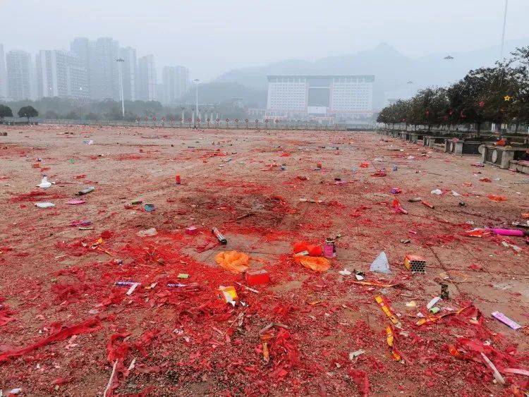 除夕夜后吉首多处现烟花狼藉环卫工人又上演清扫大片