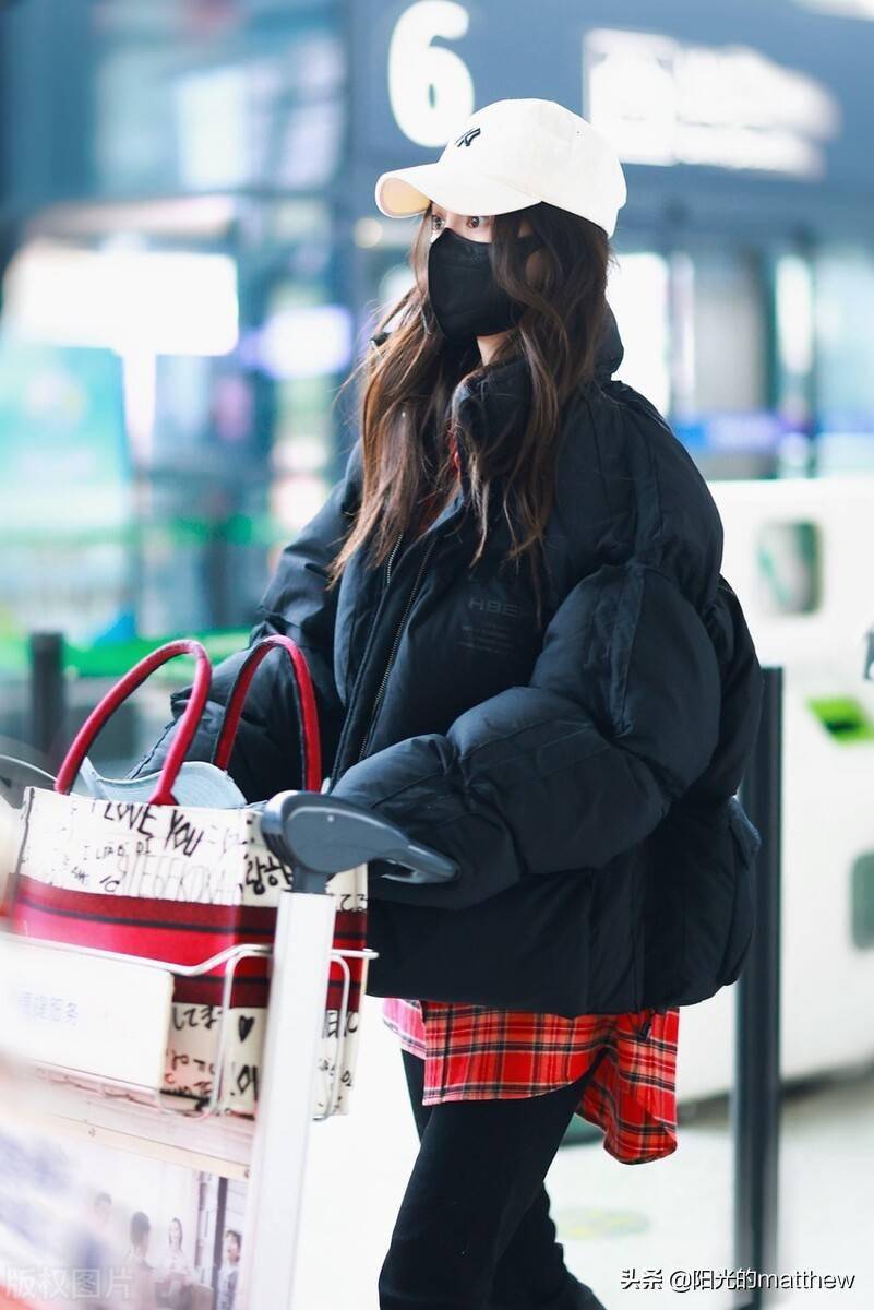 angelababy杨颖新年现身机场笑容轻松直面镜头