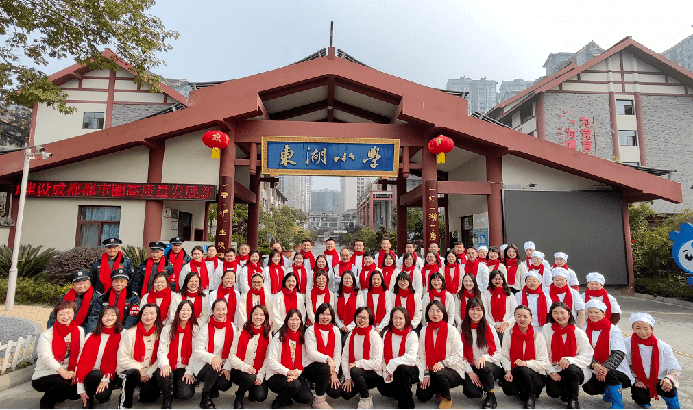 东湖小学忘不掉的是浓浓的年味儿,盼不够的是火火的年景儿.