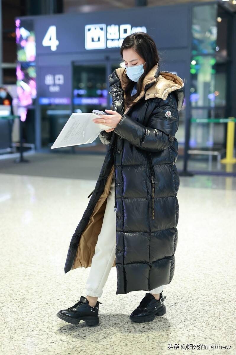 黄圣依黑色长款羽绒服搭休闲裤清新休息时尚保暖