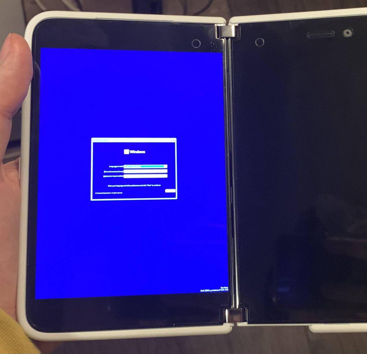 微软 Surface Duo 双屏手机成功启动 Win11 ARM64