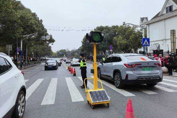 佘山景区门口出现移动式红绿灯 斑马线上人流车流通行有序