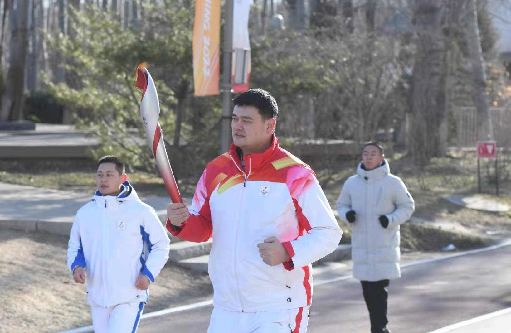 冬奥|冬奥火炬手、中国篮球协会主席姚明：冬天里的一把火，挺温暖的
