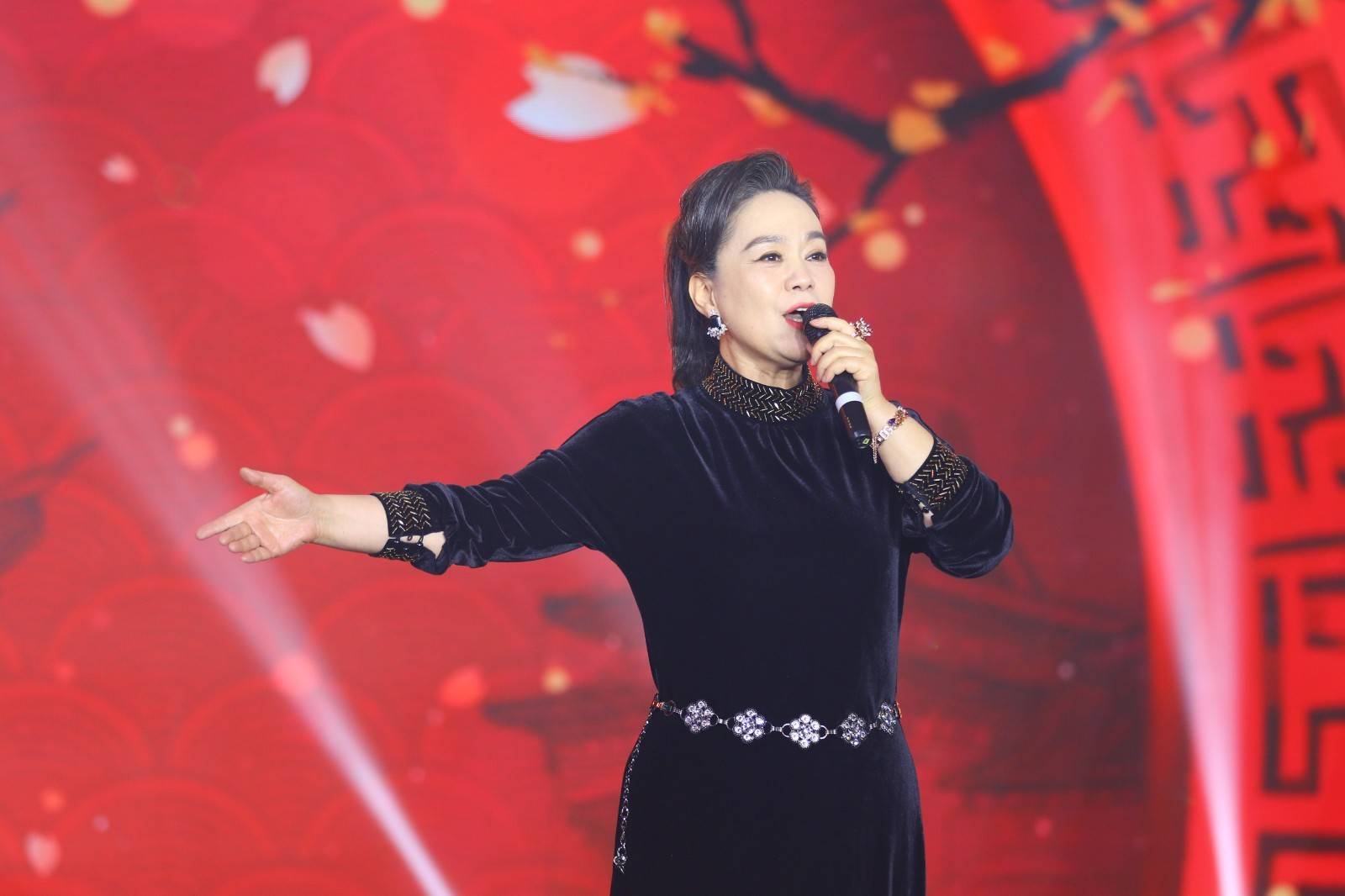 歌唱家吴静作为剧中插曲《女儿情》的原唱,当年是由杨洁导演直接钦定