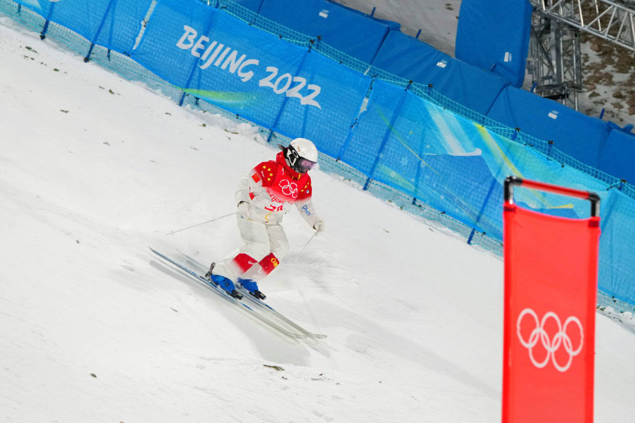 孙龙飞|自由式滑雪雪上技巧女子资格赛举行，中国队选手李楠完成个人冬奥首秀
