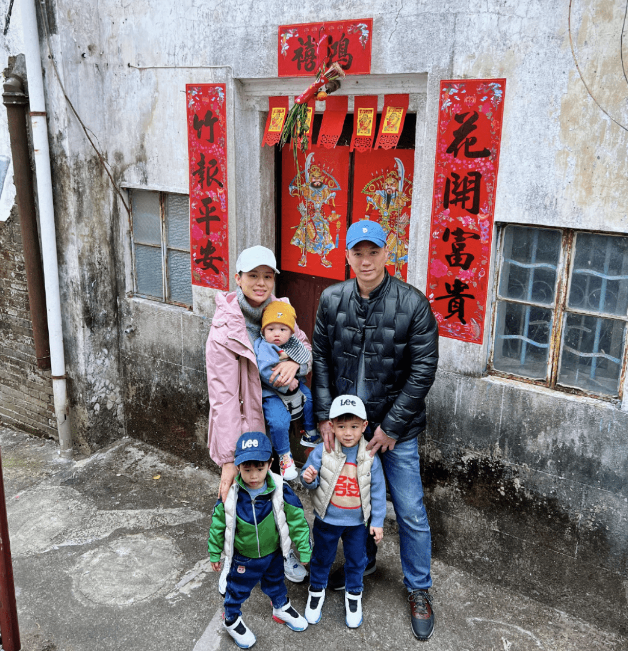 老三胡杏儿丈夫春节晒全家福，一家五口穿亲子装，豪宅客厅装修简约