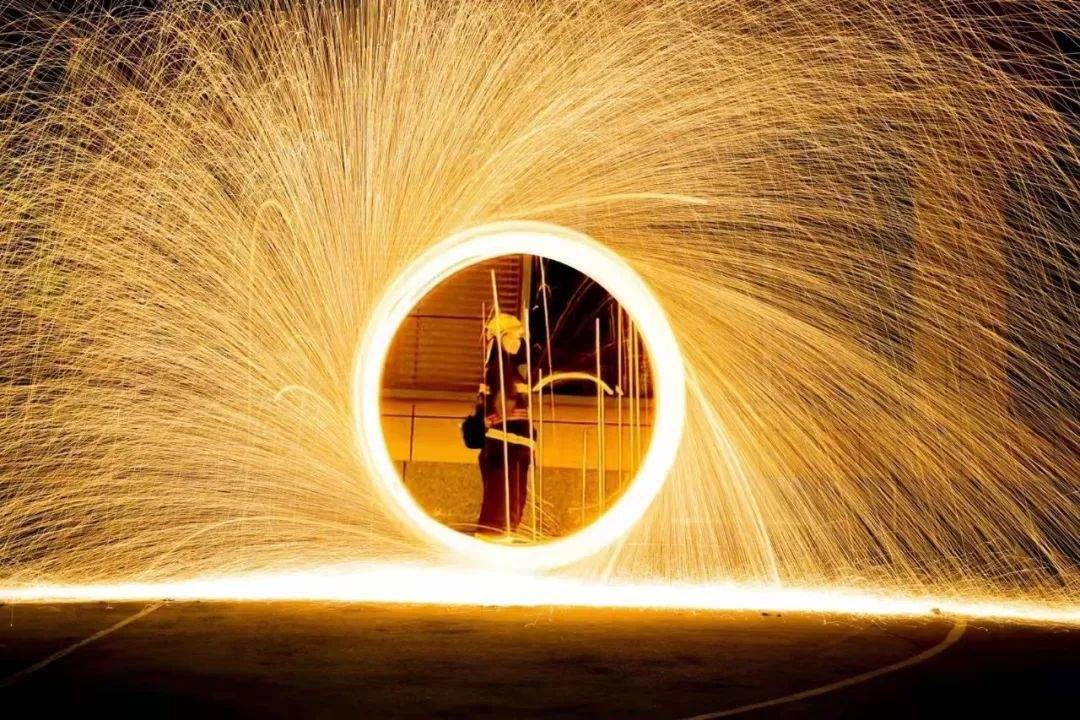 燃烧时释放绚丽光效作为一种柔韧性常用磨具在短视频平台出现"钢丝棉"