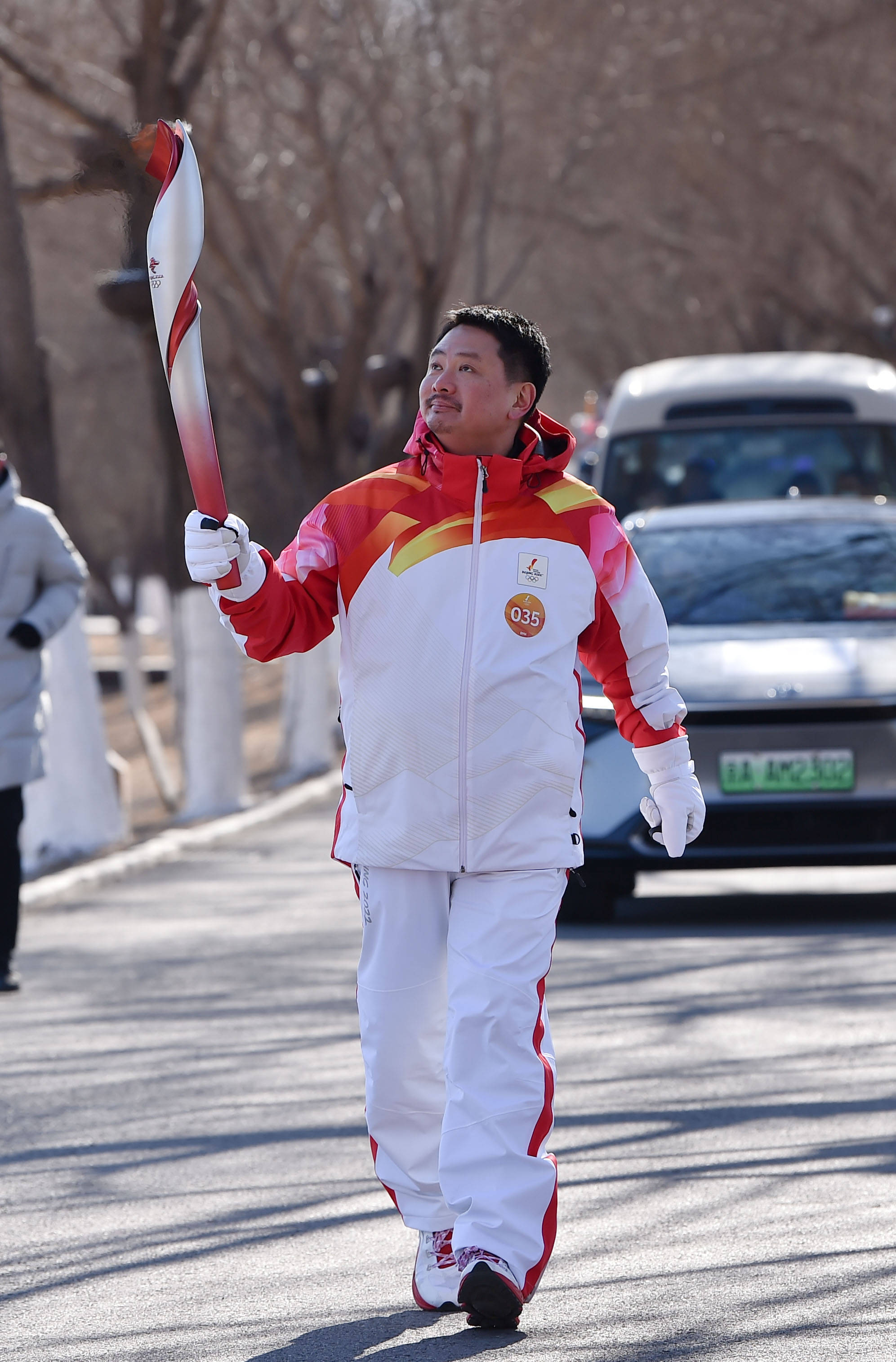 新华社照片,北京,2022年2月4日2月4日,火炬手戴光辉在火炬传递中.