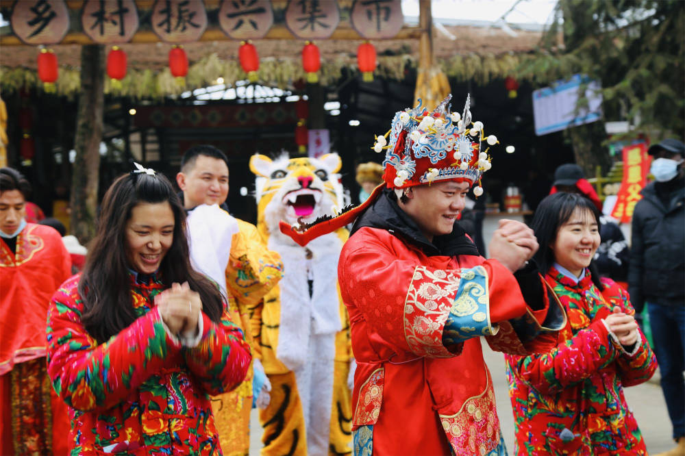 大年初五，“财神”送红包送祝福