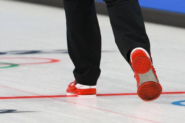 冰壶运动员的鞋底图片