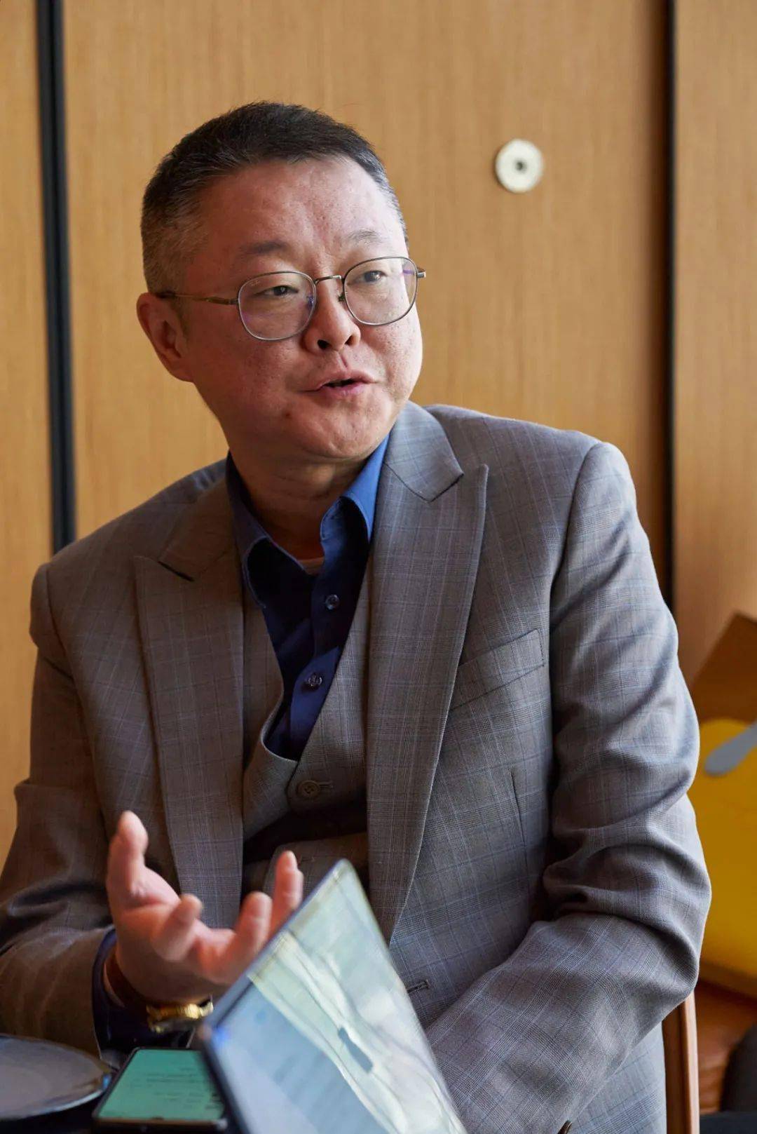 胡骏是老底子上海人,从小在卢湾石库门长大,年轻时加入酒店行业,有