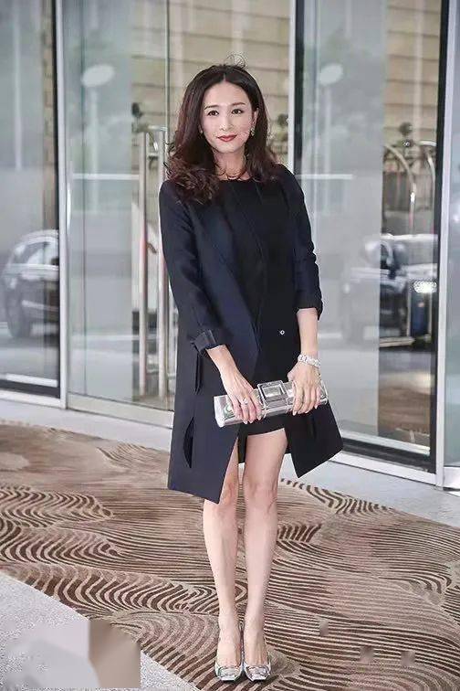 和儿女在一起,更像他们的姐姐.很多人追问吴婉芳的保养秘笈.