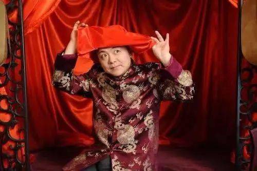 被观众们昵称为"小百搭"的舒悦是上海滑稽剧团演员,也是电视里家喻