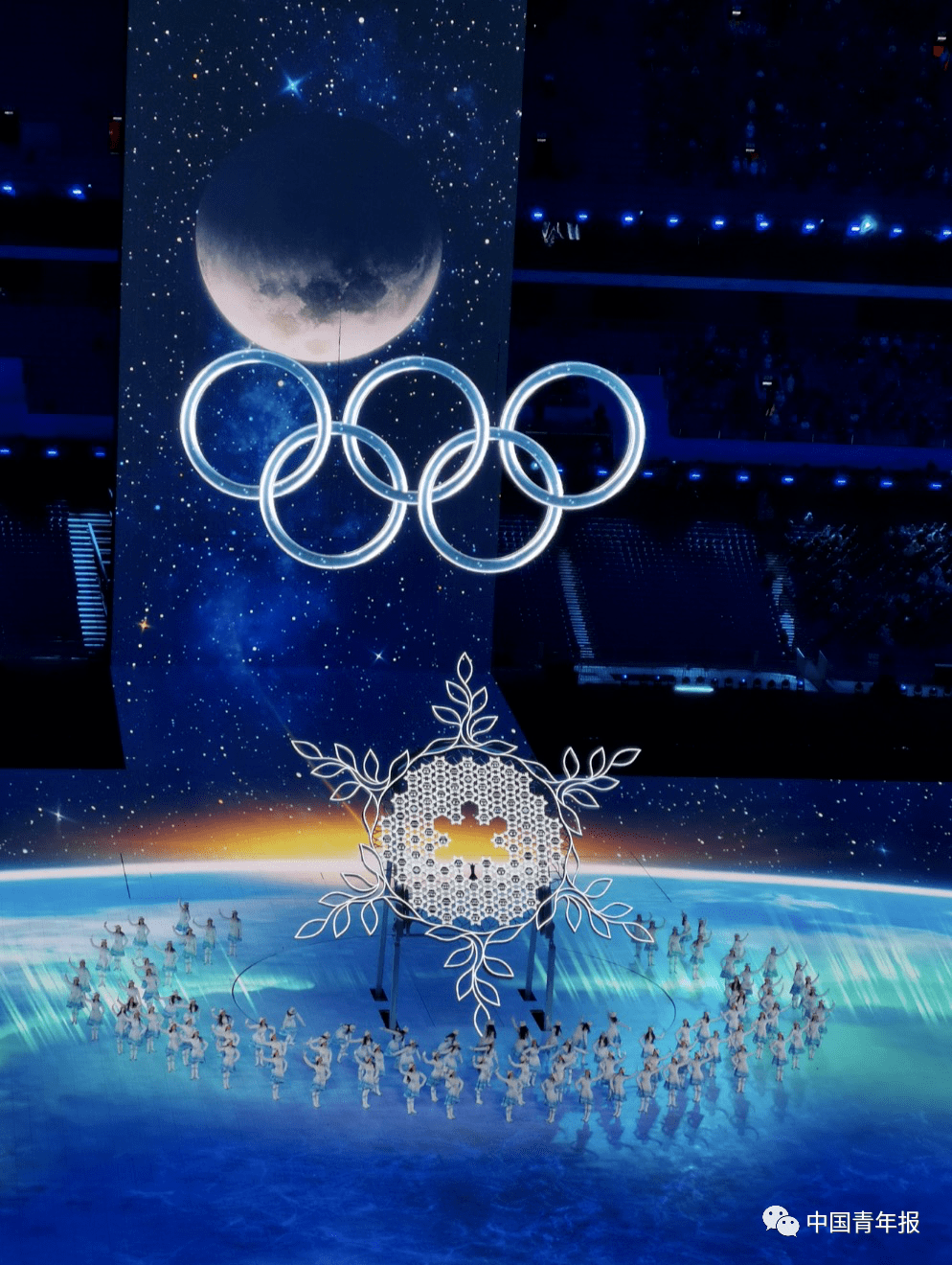 图案,脚上是虎头鞋北京冬奥会开幕式最后一个惊喜揭晓最后一棒火炬就