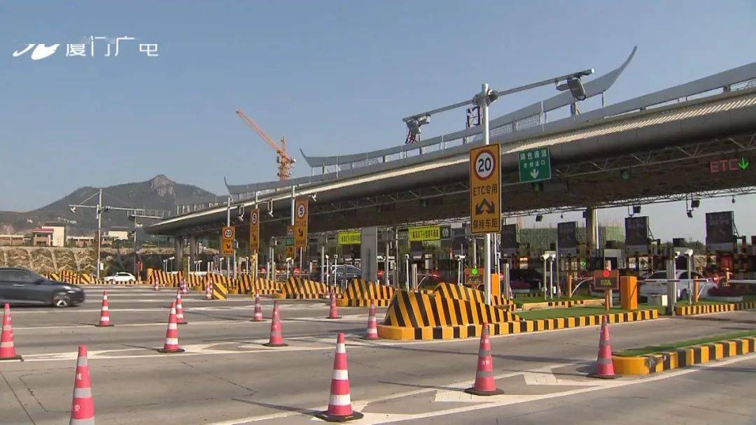 免费通行前还未到达目的地的车辆,可从就近的收费站先下高速,再重新上