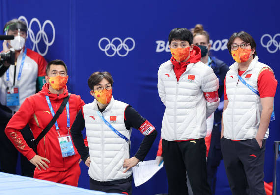 观众|北京冬奥会·短道速滑|中国红创造金色历史