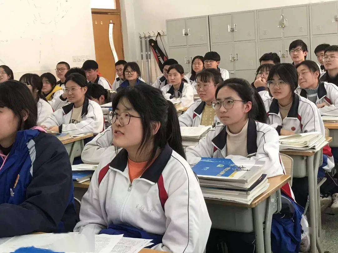 图为莱阳一中高三同学们认真观看宣讲ppt(图片来源:梁荣华)"穿越平凡