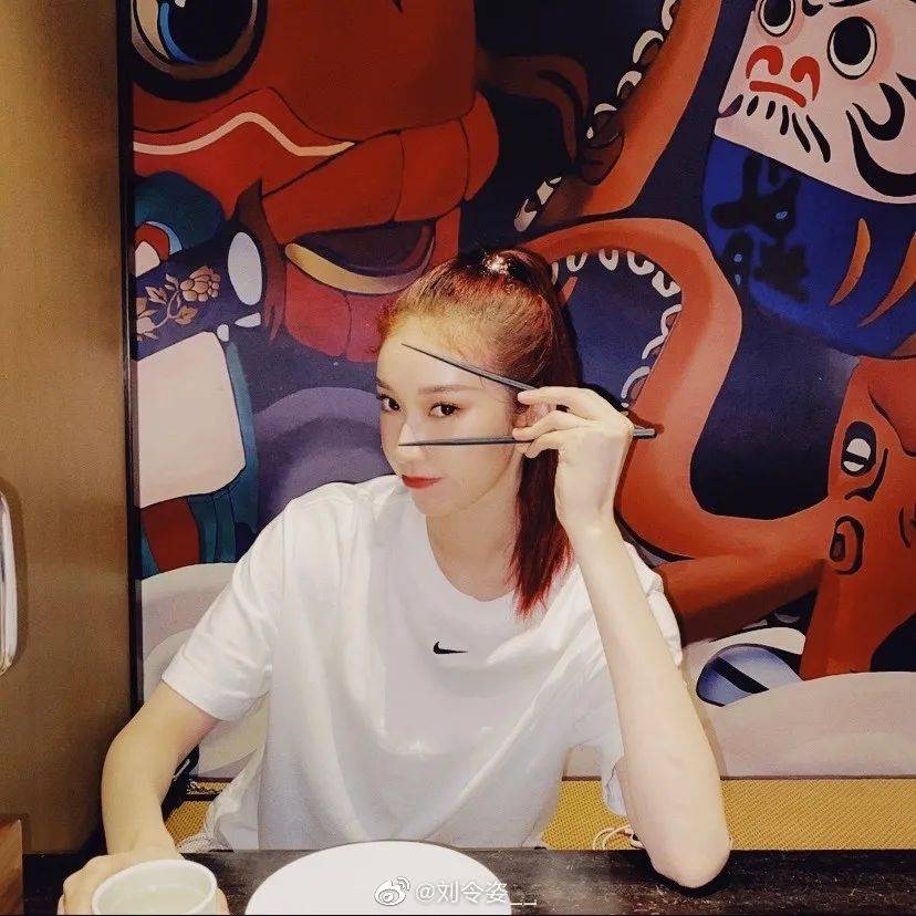 餐巾纸美女身后从没有杂乱的背景！刘令姿张子枫教你绝美柔光术