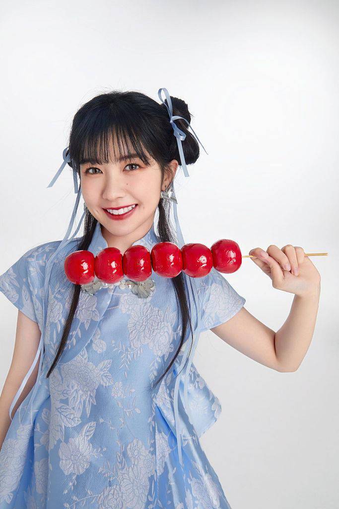 发髻赖美云发布国风“萌虎”写真 手持糖葫芦祝大家虎年快乐