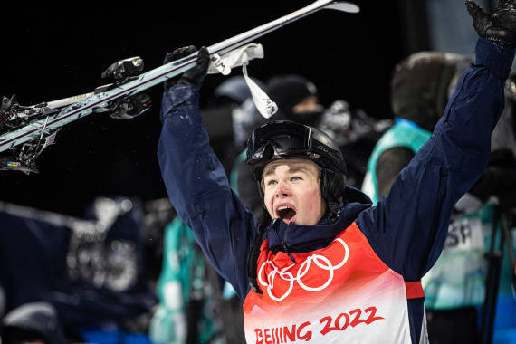 选手|北京冬奥会·自由式滑雪|瓦尔贝里男子雪上技巧爆冷夺冠