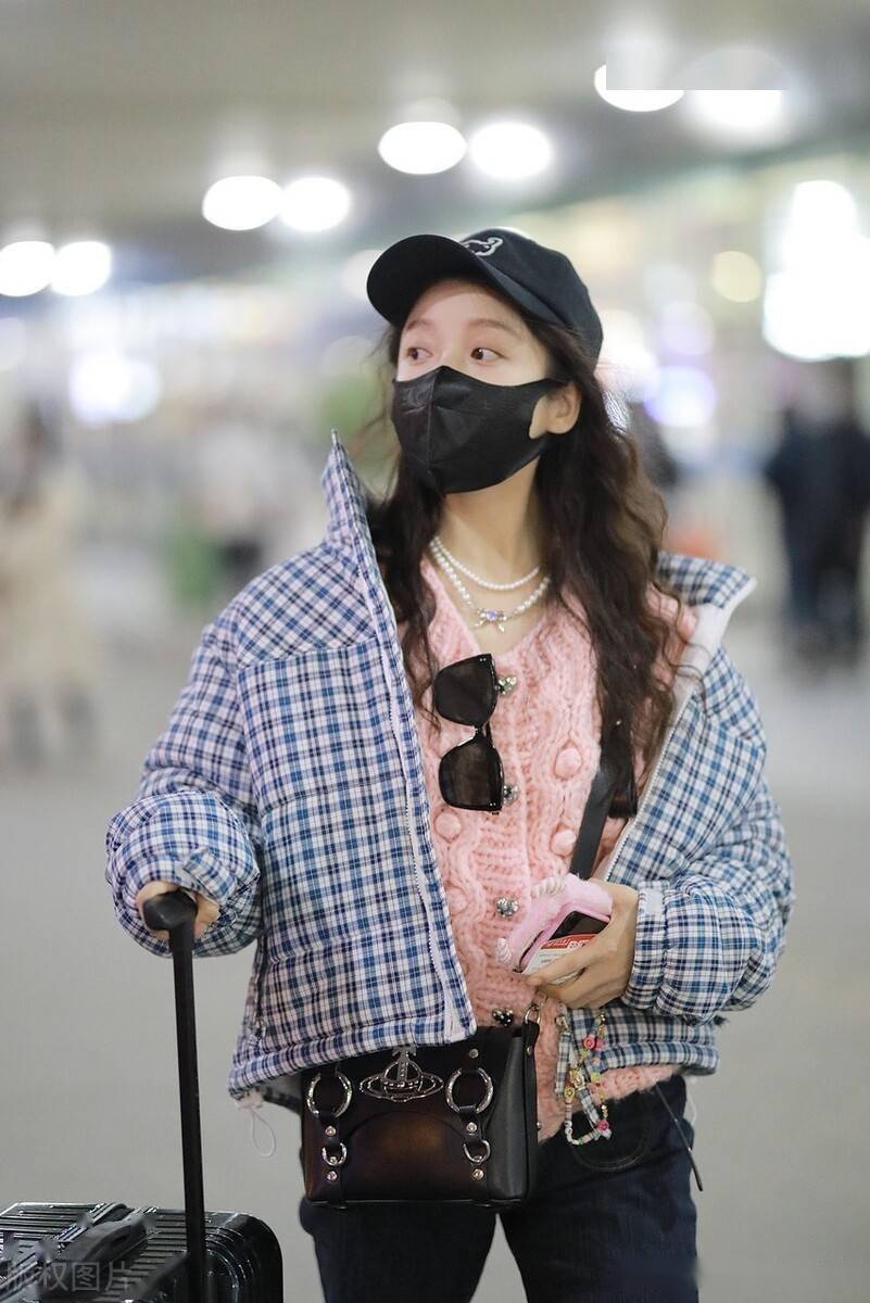 姜贞羽穿蓝色格子外套搭微喇裤显腿长大眼萌妹青春可爱_成都_机场