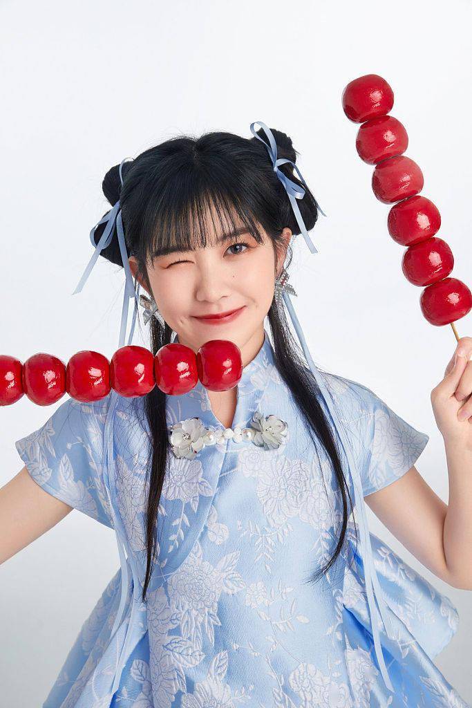 发髻赖美云发布国风“萌虎”写真 手持糖葫芦祝大家虎年快乐