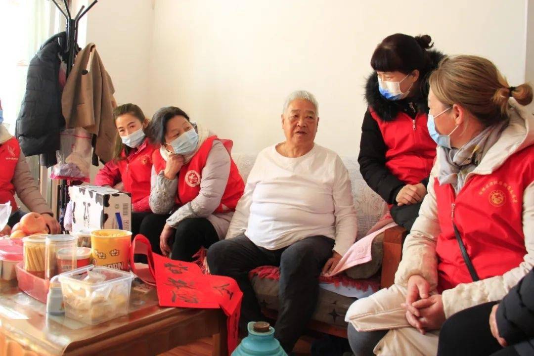 收拾屋子来到冯秀英老人家带着浓浓祝福和精心准备的慰问品纺织路街道