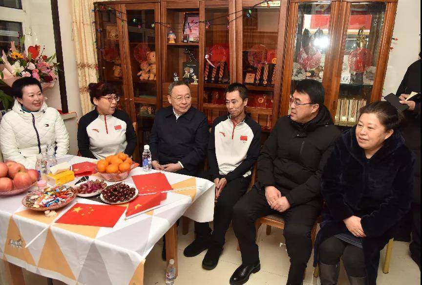 七台河|夺金当晚，市委书记、市长到范可新家中，向家属祝贺！