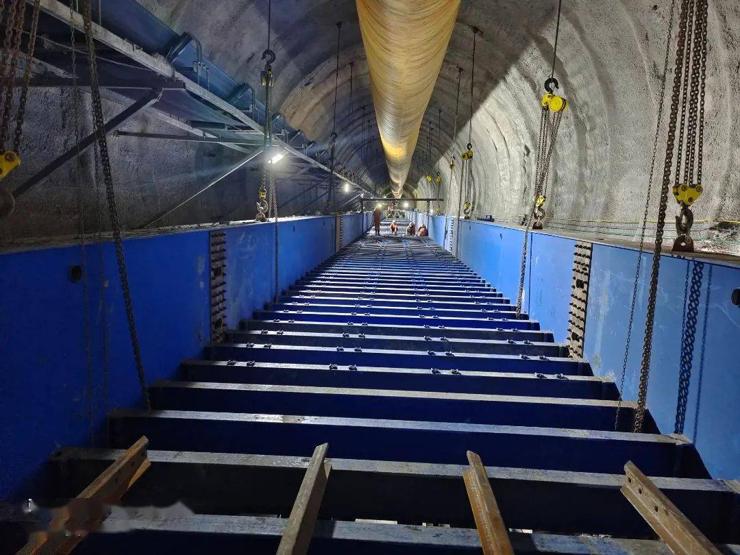 世界首例全工序仰拱同步衬砌台车滇中一号圆满完成组装工作