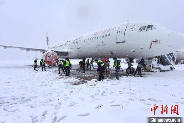据东部机场集团消息,因本场中到大雪天气影响,未来2小时南京禄口国际