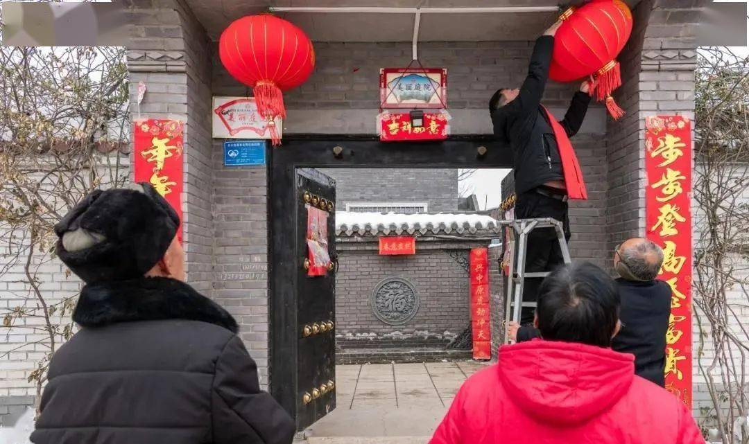灵宝市贴春联挂灯笼欢欢喜喜过大年