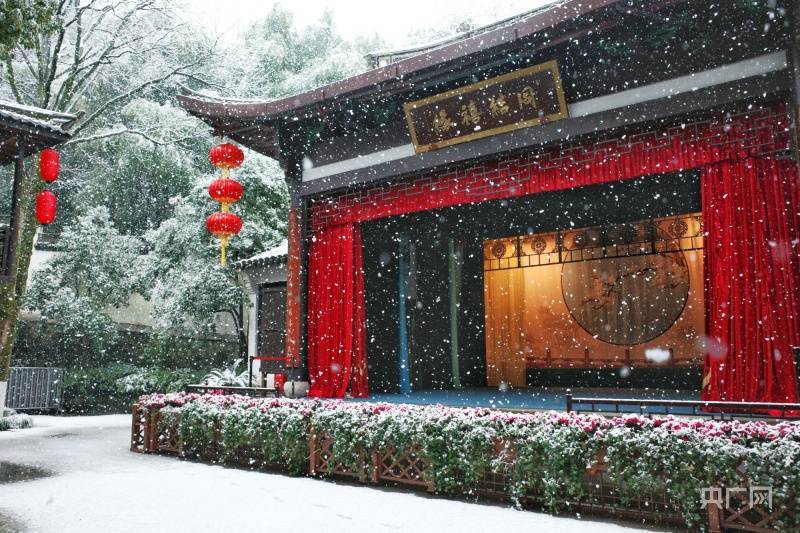 杭州迎来虎年瑞雪 一起共赏古刹雪景